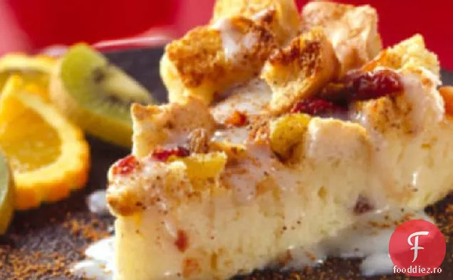 Budincă de pâine cu fructe cu sos de ouă