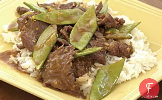 Carne de vită portocalie prăjită și mazăre de zăpadă