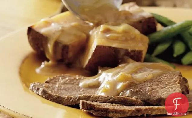 Friptură de vită cu aragaz lent cu ceapă și cartofi