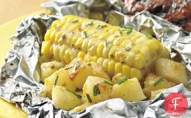 Pachete de porumb și cartofi la grătar B