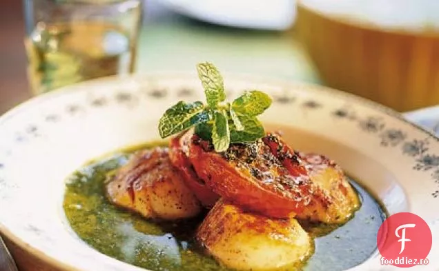 Scoici arse în bulion de mentă cu mazăre și roșii prăjite