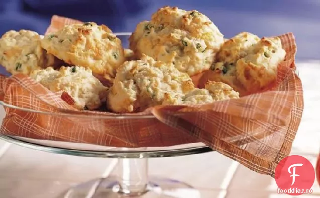 Biscuiți cu Cheddar și ceapă verde