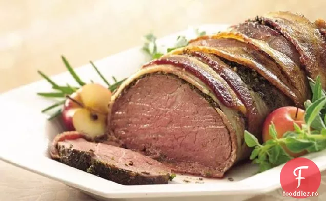 Filet de vită cu crustă de slănină și ierburi