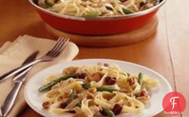 Fettuccine și pui în sos de portocale-cireșe