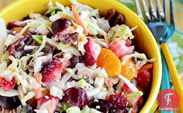 Salată de fructe și nuci cu brânză albastră