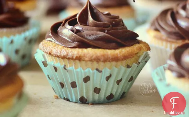 Cupcakes cu vanilie cu glazură de ciocolată