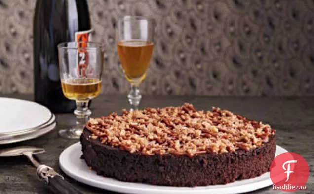 Tort bogat de ciocolată cu Dulce de leche sărat și fragil cu alune