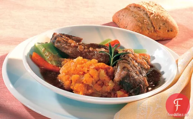 Vin roșu fiert coaste scurte cu legume de toamnă zdrobite