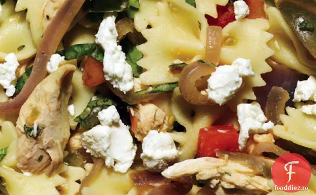 Farfalle cu pui, roșii, ceapă caramelizată și brânză de capră