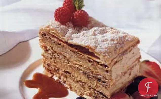 Mousse de caramel Napoleon cu sos de Caramel și fructe de pădure