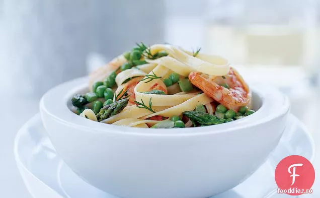 Fettuccine cu creveți, sparanghel și mazăre
