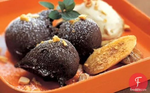 Beignets cu unt de arahide cu banane caramelizate și înghețată de caramel amar