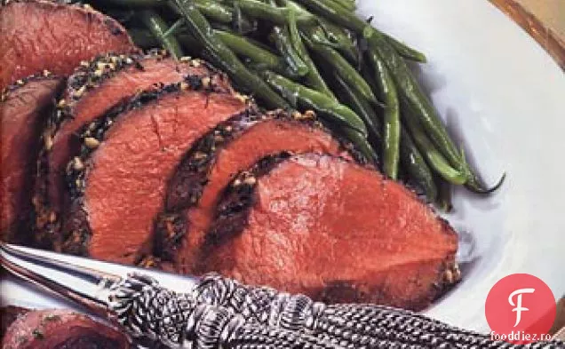 Filet de vită cu crustă de ierburi și usturoi, cu gust de ardei roșu și galben