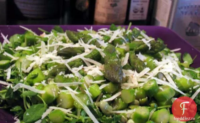 Salată De Sparanghel, Fasole Fava Și Muguri De Mazăre