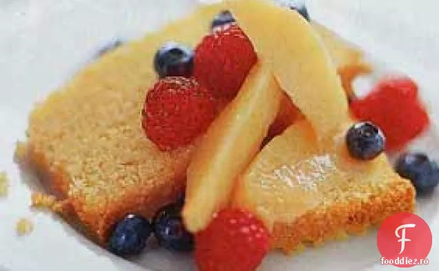 Tort de porumb de migdale cu compot de piersici și fructe de pădure