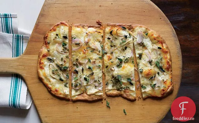 Pizza Bianca cu Scamorza și rădăcină de țelină rasă