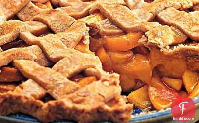 Plăcintă cu piersici condimentată cu crustă de zăbrele