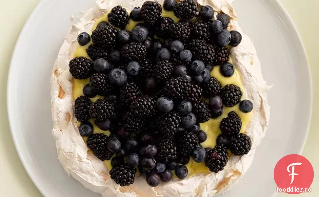 Pavlova cu caș de lămâie și fructe de pădure