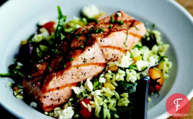 Somon la grătar cu Orzo, Feta și vinetă de vin roșu
