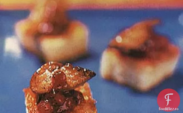Foie gras ars și gem de Lingonberry pe pâine prăjită Brioche