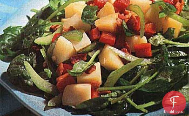 Salată de cartofi, spanac și ardei gras roșu cu vinetă caldă de slănină