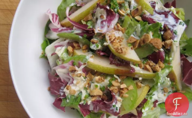 Salată crocantă de legume cu pere și sos cremos de Cheddar