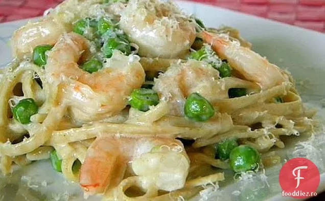 Fettuccine Ușor Alfredo Cu Creveți Și Mazăre