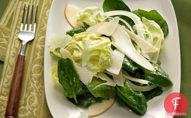 Salată de pere și spanac cu vinetă parmezană