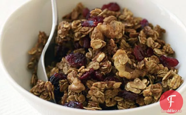 Granola de arțar-nuc cu afine uscate