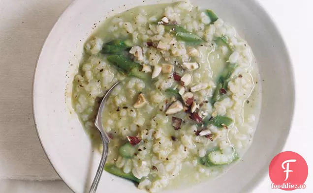 Risotto de orz cu sparanghel și alune