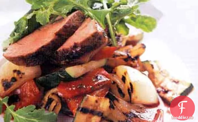 Filet de porc și salată de legume la grătar