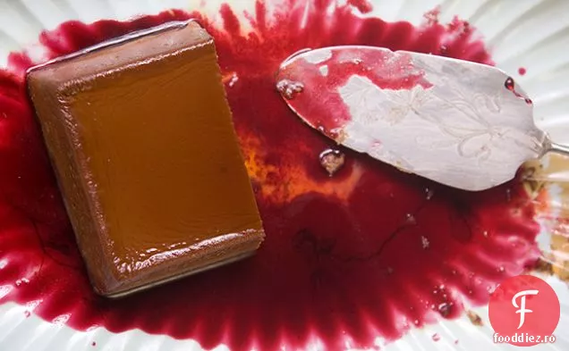 Flan cremos de ciocolată-brânză cu sos de Hibiscus