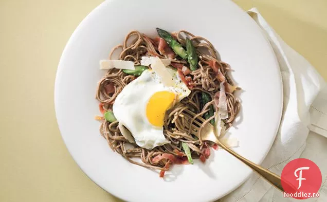 Fidea Soba cu ouă cu sparanghel și Prosciutto