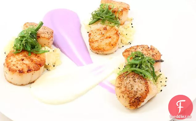 Saut scoici de mare cu cuscus de mere-susan și conopidă purpurie și galbenă pur și simplu