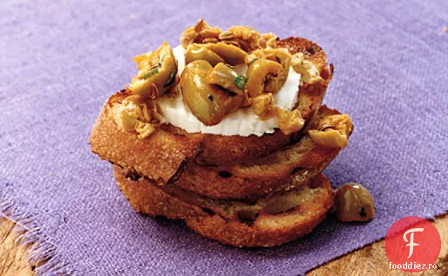 Crostini de măsline verzi și brânză de capră