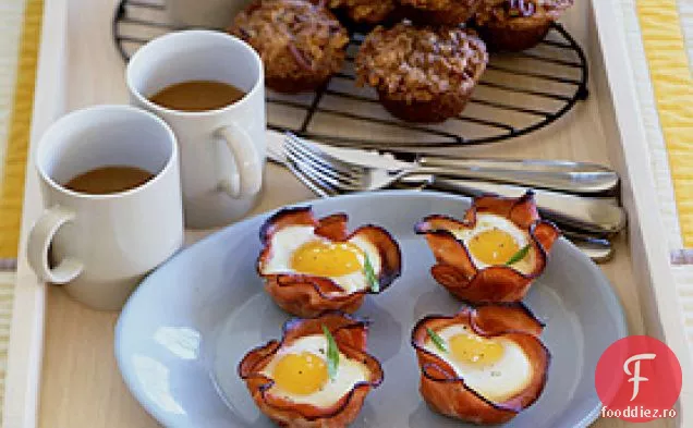 Ouă coapte și ciuperci în chipsuri de șuncă