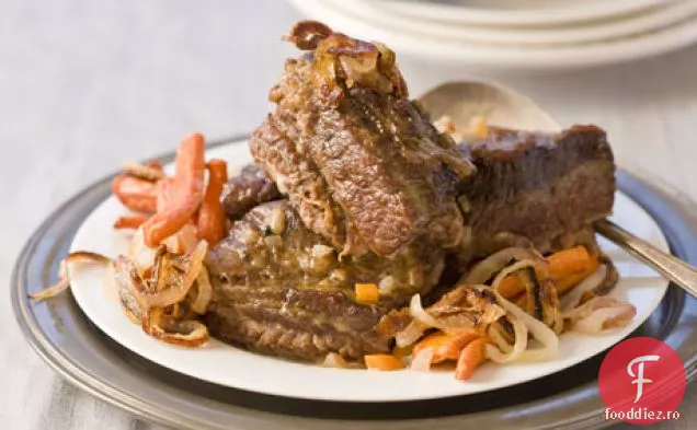 Friptură la oală cu ceapă caramelizată și morcovi prăjiți