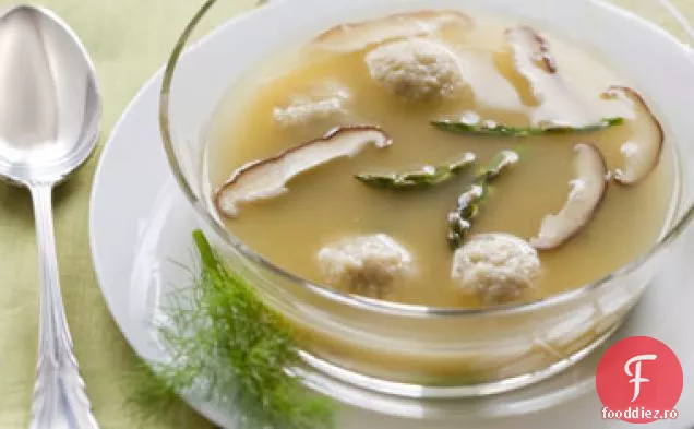 Supă de pui cu sparanghel și Shiitakes, servită cu bile Matzoh de fenicul prăjit
