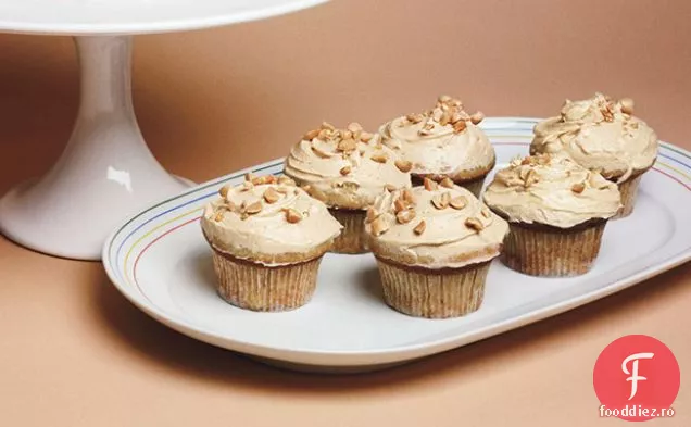 Cupcakes cu banane cu glazură de unt de arahide