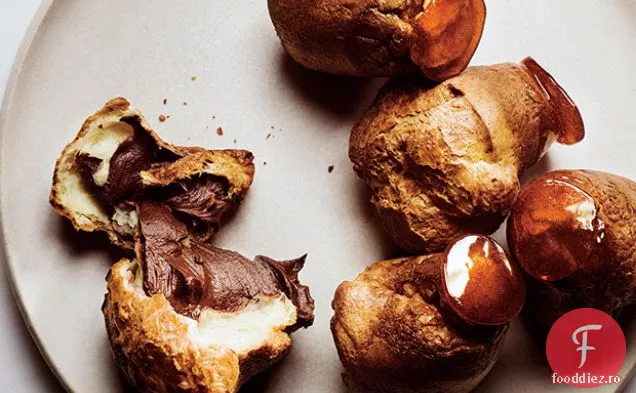 Popovers înmuiat în Caramel cu Mousse de ciocolată
