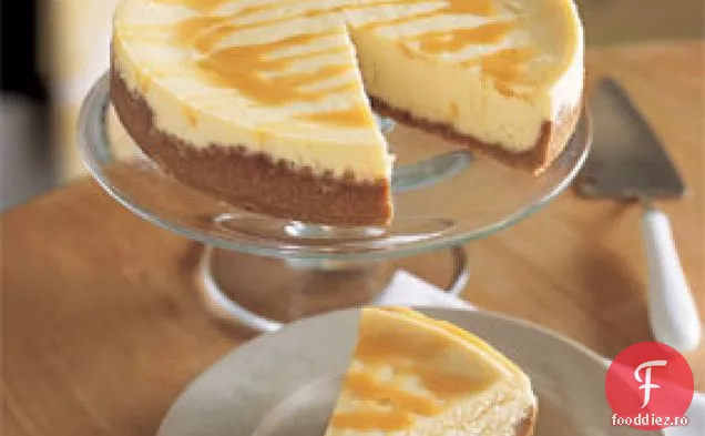 Cheesecake Mascarpone cu crustă de caju prăjită și sos de caramel din fructul pasiunii