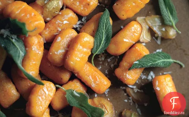 Gnocchi de cartofi dulci cu salvie prăjită și castane ras