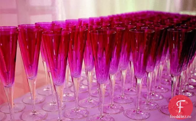 Cocktailul de șampanie Crimson din Paris