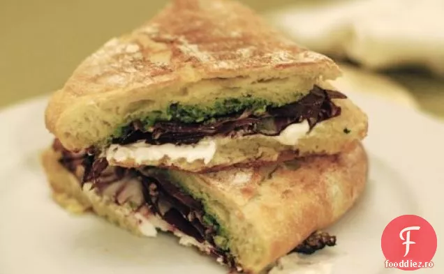 Panini Cu Radicchio, Brânză De Capră, Ulei De Citrice Și Pesto De Migdale