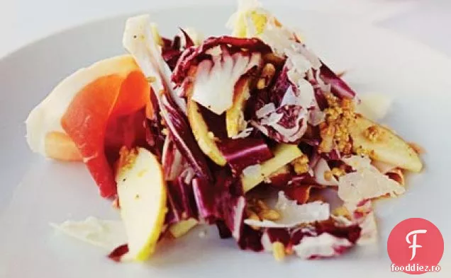 Radicchio și mere în vinaigretă cu nuci de pin