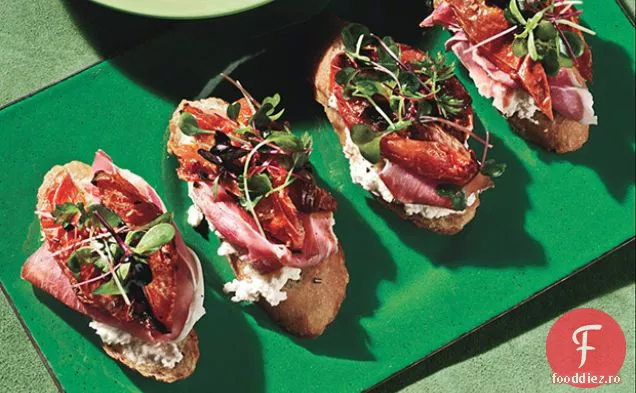 Bruschetta cu rozmarin, roșii prune prăjite, Ricotta și Prosciutto
