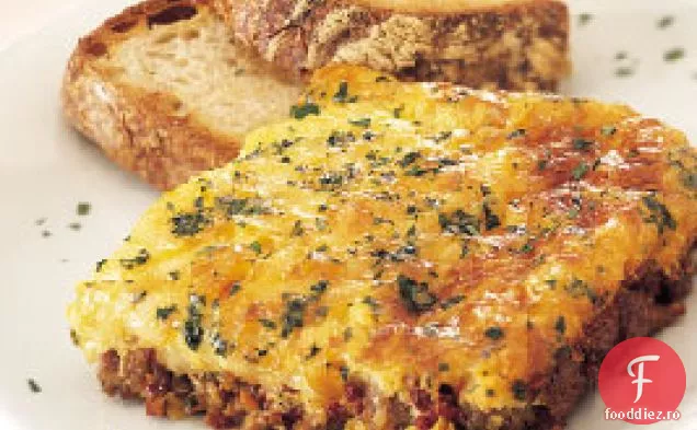 Caserola de cârnați și ouă cu roșii uscate la soare și Mozzarella