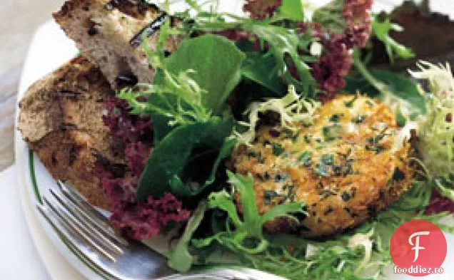 Salată caldă de brânză de capră cu pâine de măsline la grătar