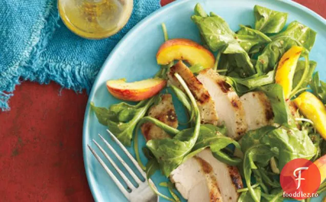 Salată de pui și piersici la grătar