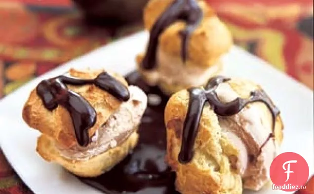 Profiterole Gelato de alune cu sos cald Kahlua
